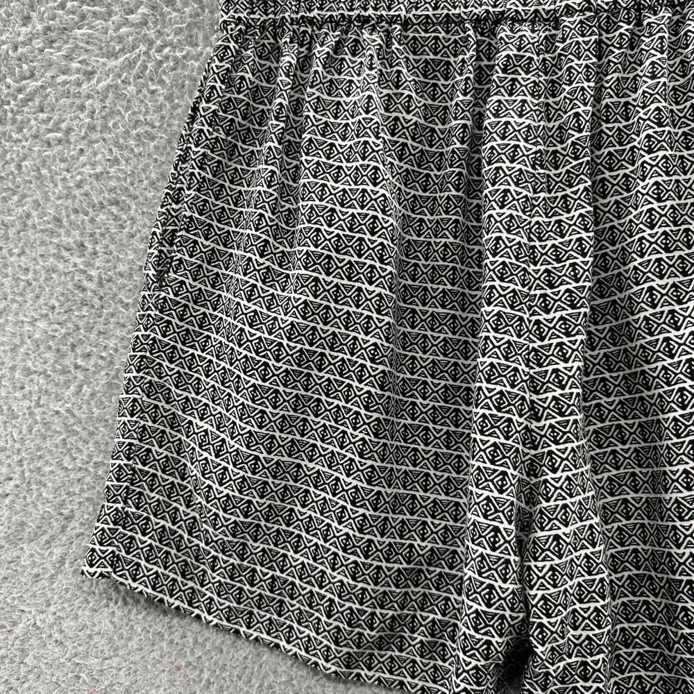H&M Shorts Women's 8 Black & White Aztec Print Wide Leg Casual Shorts Size‎ 8